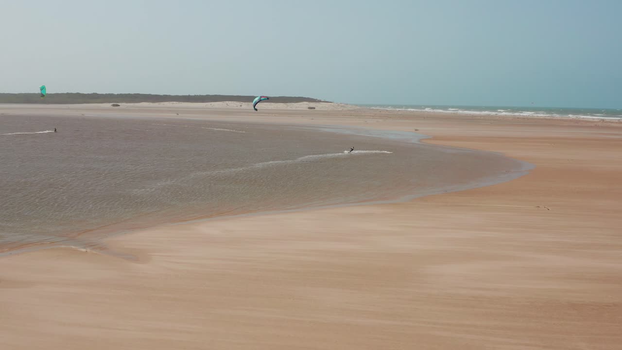 항공: 브라질 북부 파르나이바 삼각주에서 카이트서핑