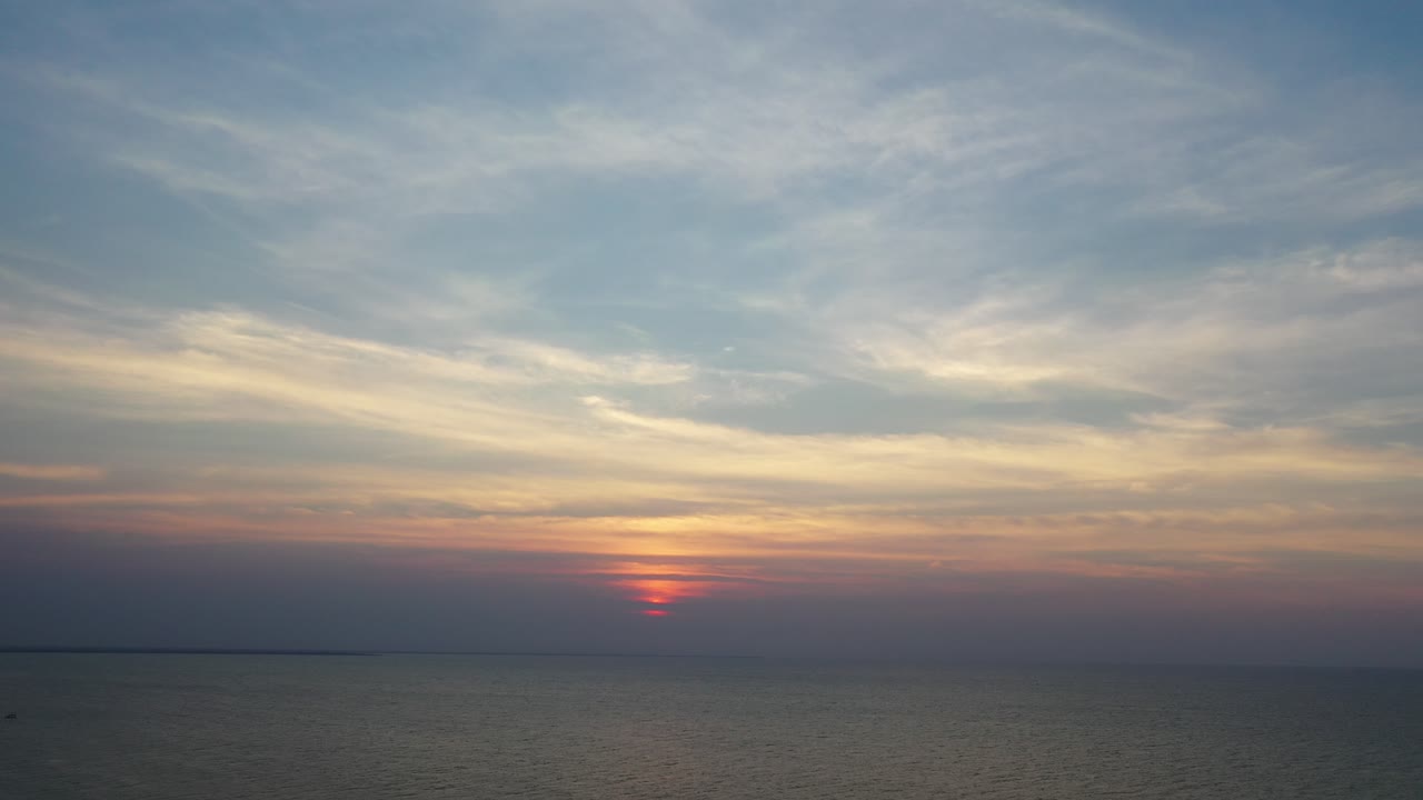 바다 위에 해가 지는 것