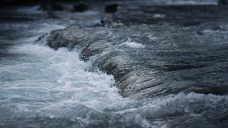 l'eau de la rivière qui coule dans la montagne