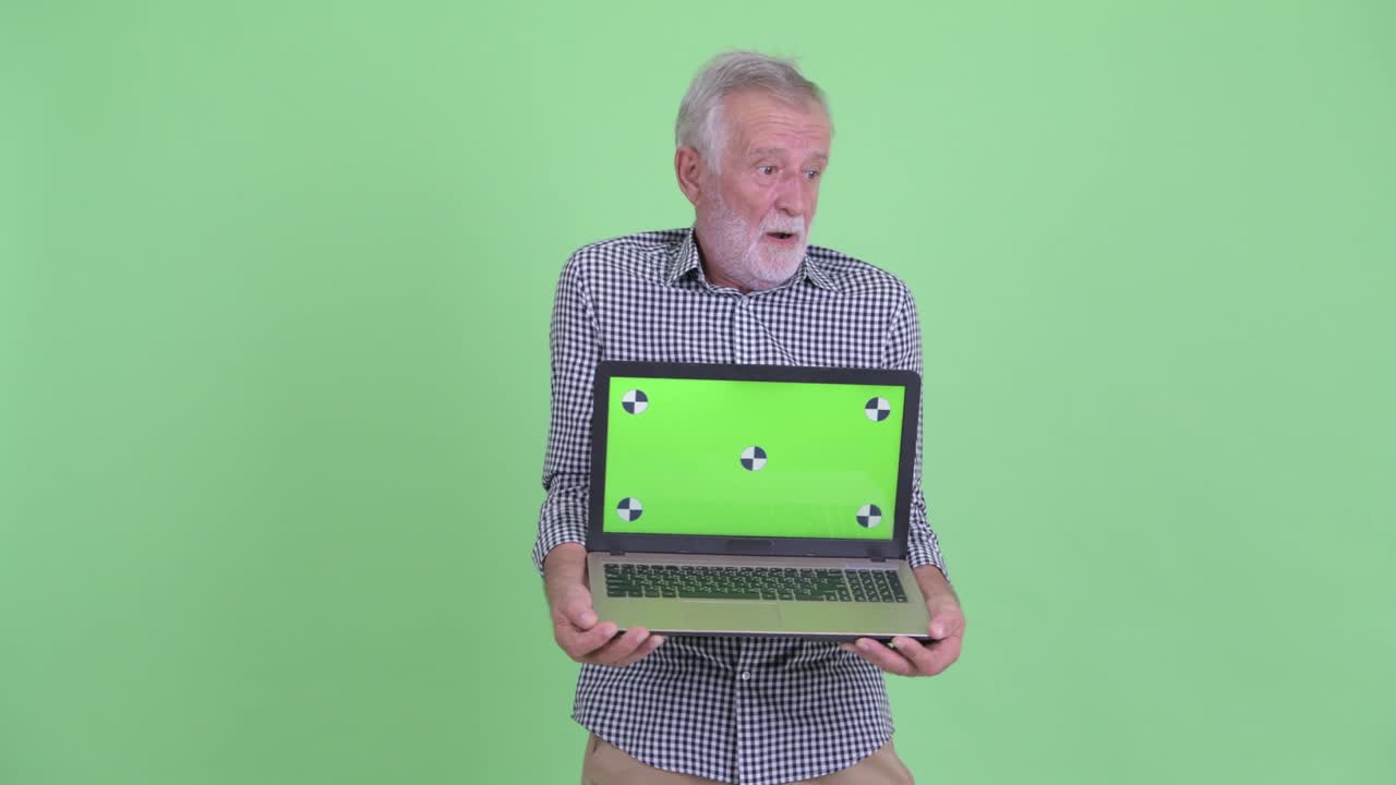 hombre de edad avanzada y guapo con barba.