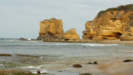 formaciones de roca caliza en una playa costera australiana