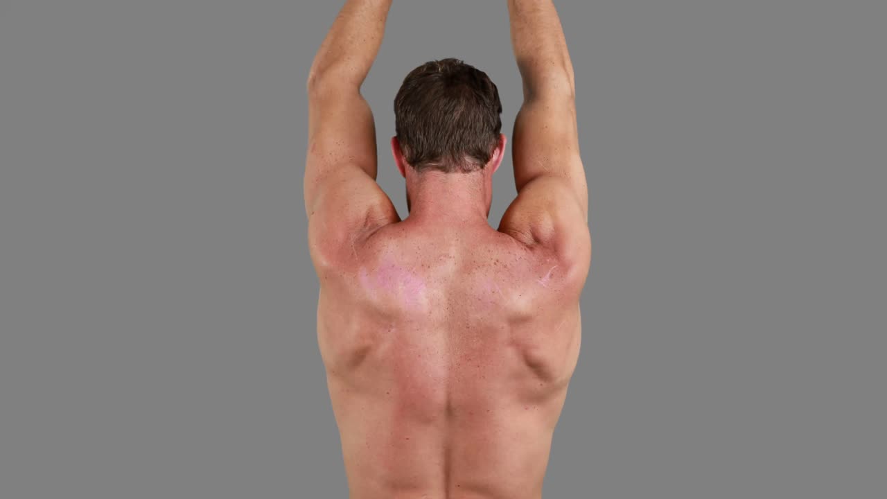 근육질 의 남자 가 팔 을 펴고 있다