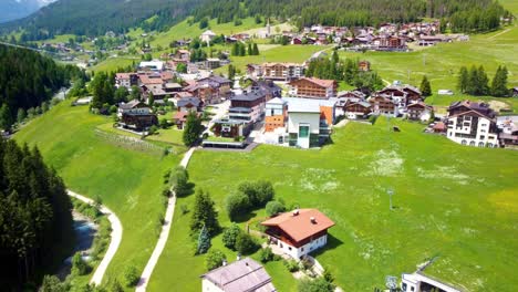 fotografía aérea del pueblo de la villa en el tirol del sur, italia, con hoteles y impresionantes vistas a las montañas