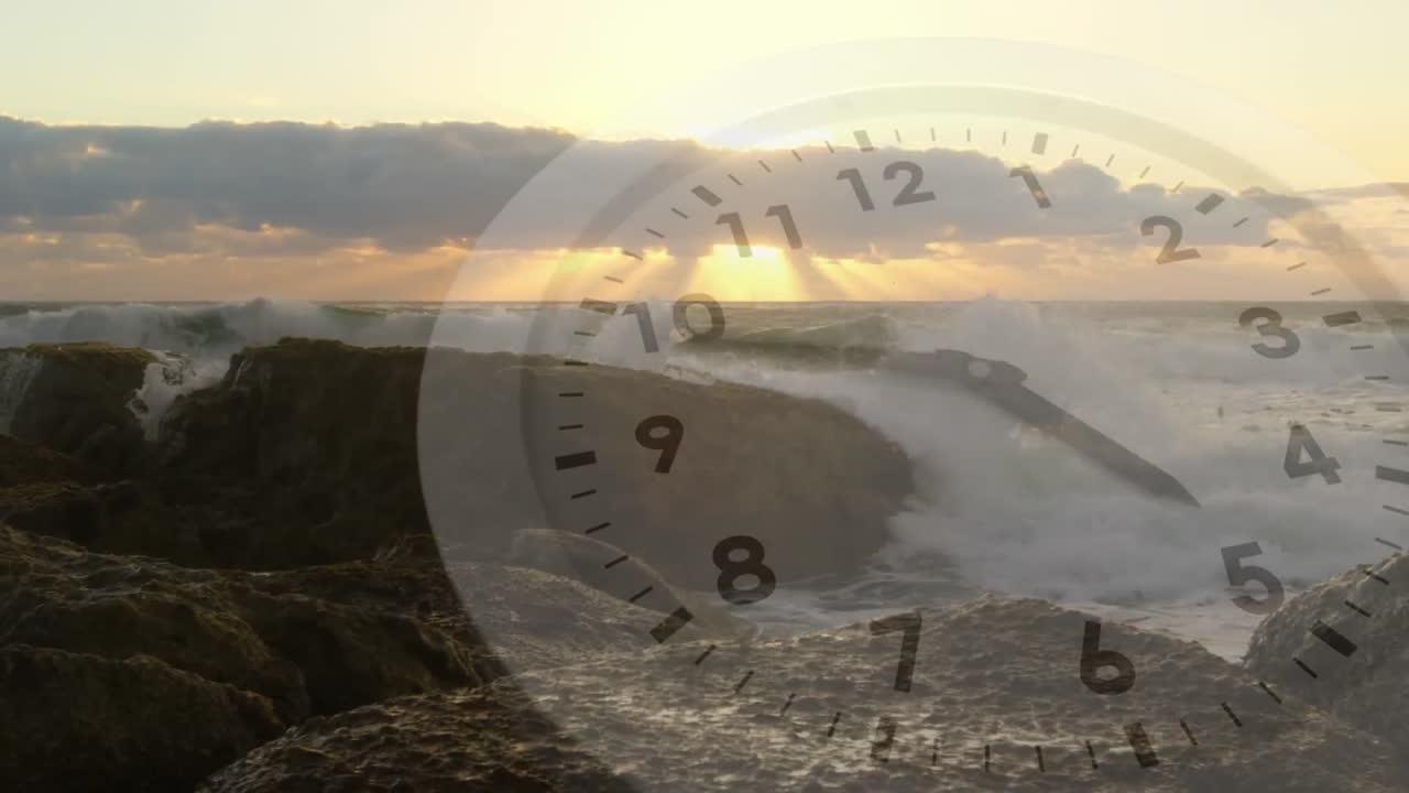 волны бьются о скалы на берегу