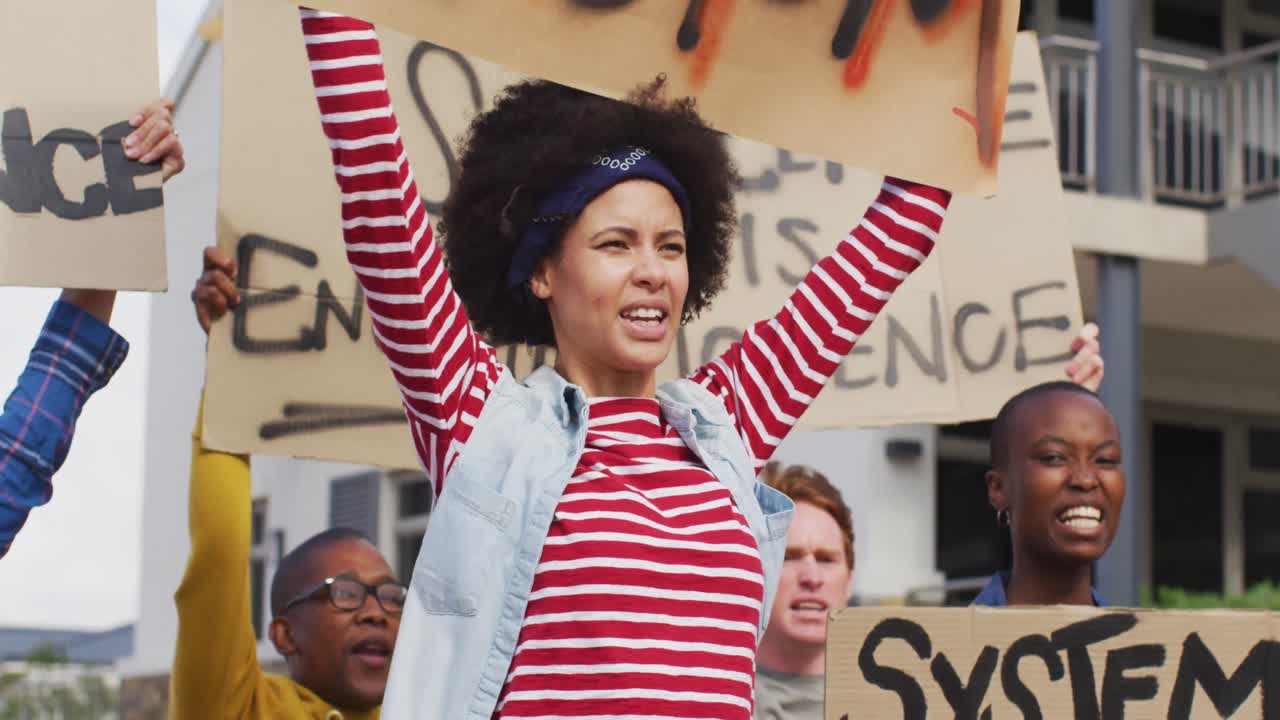 grupo diverso de manifestantes con pancartas de cartón y gritando