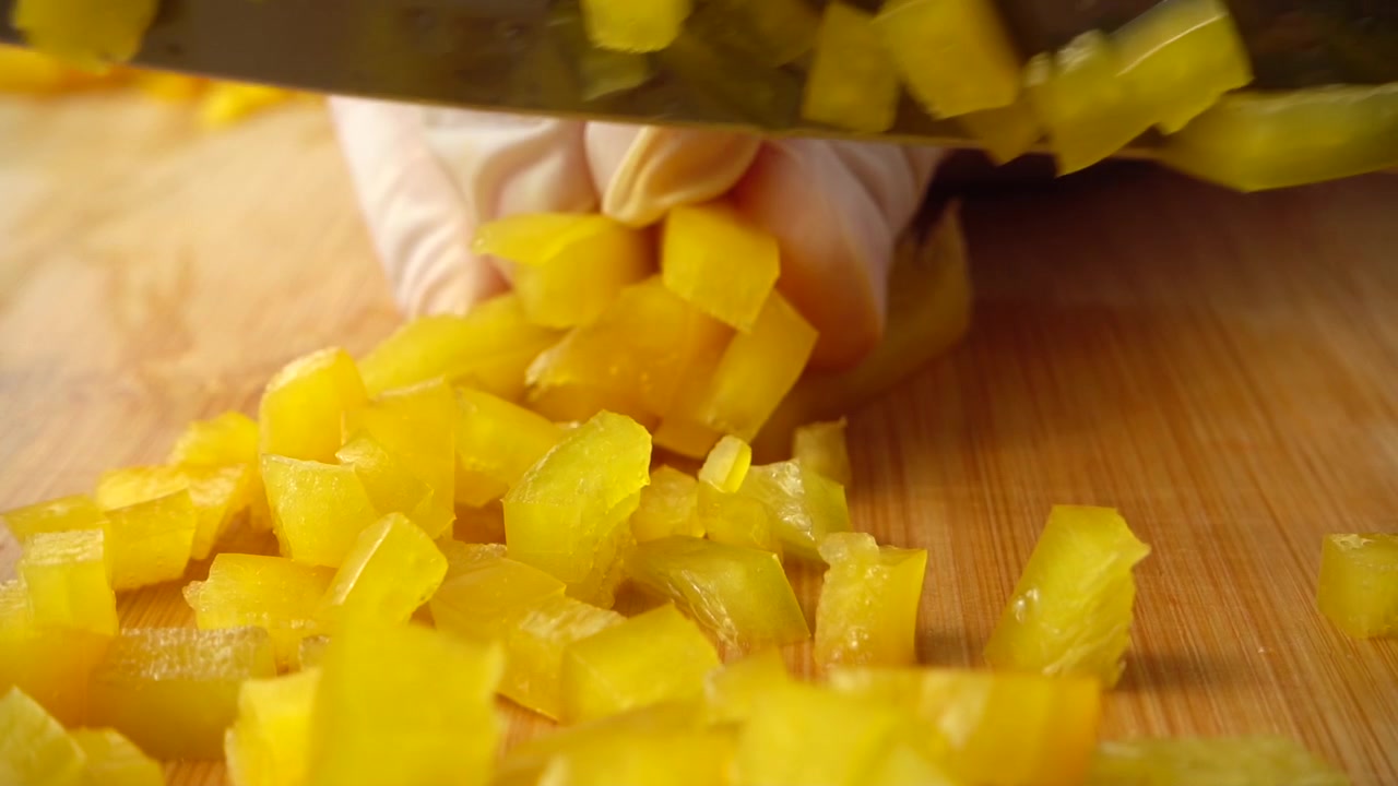 Kokken kutter gul paprika med en kniv. Sakte film