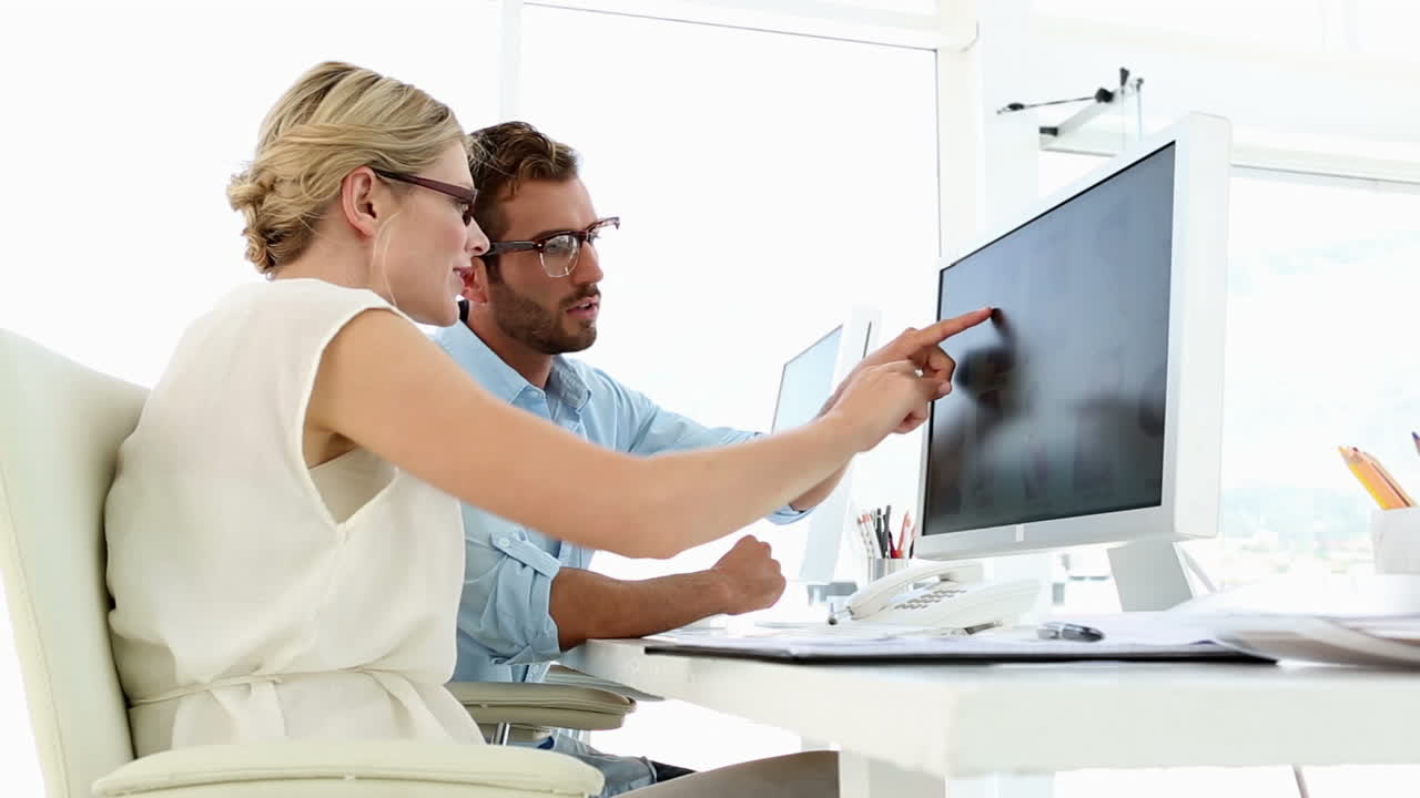 equipo creativo enfocado trabajando juntos en el escritorio