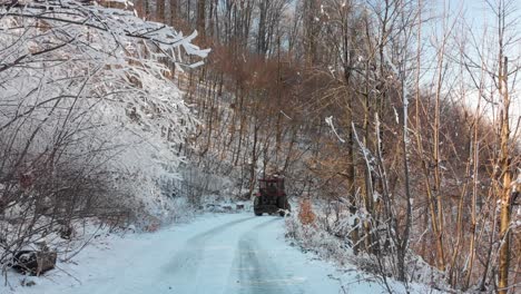 Traktorfahrt-Auf-Der-Bergstraße-Im-Wintertag