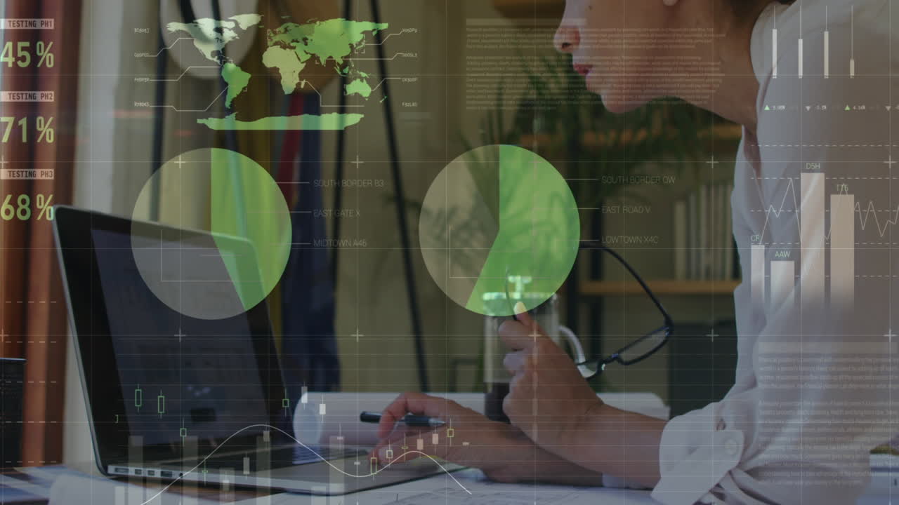 animación del procesamiento de datos financieros sobre una mujer de negocios biracial que usa una computadora portátil en la oficina