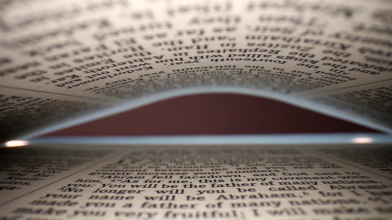 책에서 렌즈를 대각선으로 빼내다