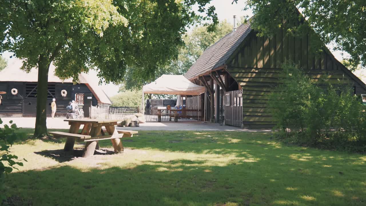 피크닉 지역 을 가진 그림 같은 네덜란드 농장 장면