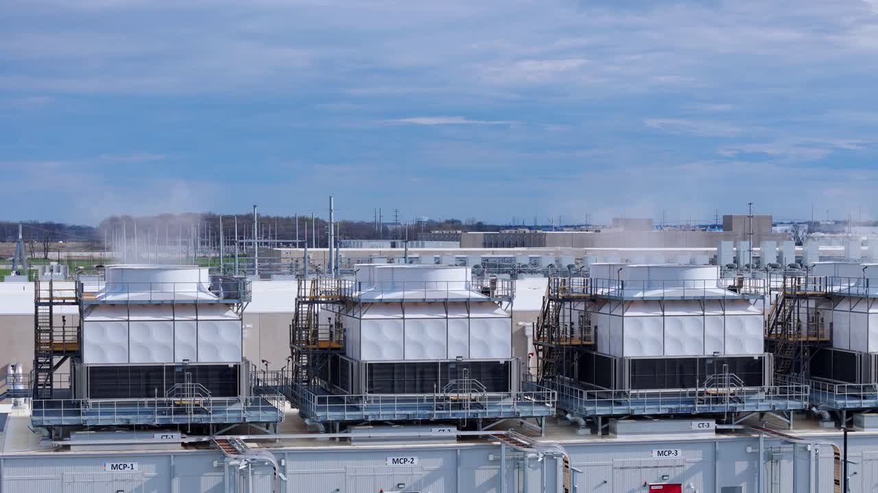 Torri di raffreddamento in funzione per l'espansione del data center di Google a New Albany, Ohio, USA