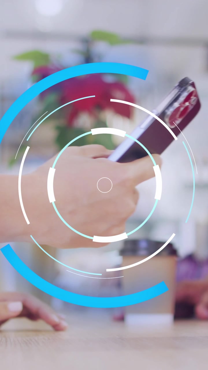 Animazione di scansione mirata su un commesso multietnico e un cliente che paga con smartphone.