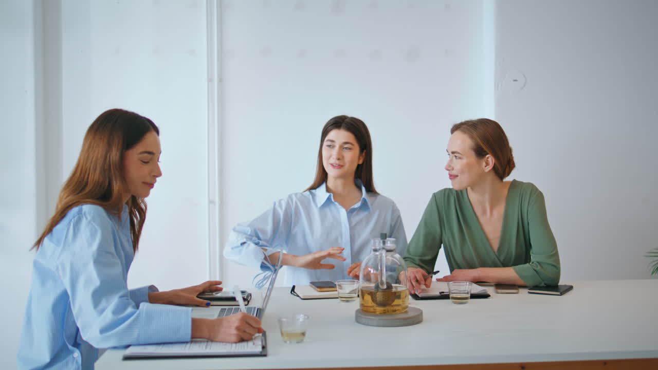 크리에이티브 매니저가 팀 회의에서 프로젝트를 계획하고, 기쁜 동료들이 메모를 합니다.