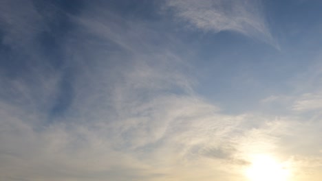 밝은 빛 광선은 극적인 황금 회색 구름을 통해 빛납니다.