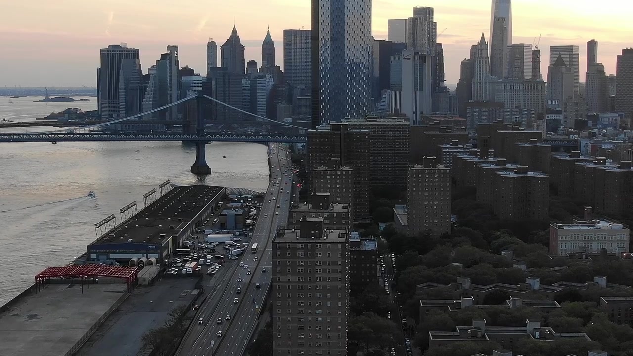 Utsikt over NYC byhorisont og elven ved solnedgang fra et høyt perspektiv.