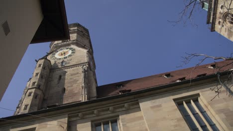 panorámica de ángulo bajo de la catedral - schlossplatz en el centro de stuttgart en 4k, arquitectura clásica de alemania, famosa, lente roja komodo cooke mini s4i calidad premium | noticias