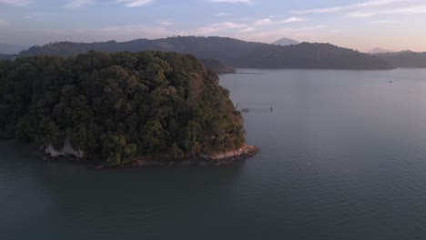 el amanecer en la península tropical de malasia langkawi, océano pacífico
