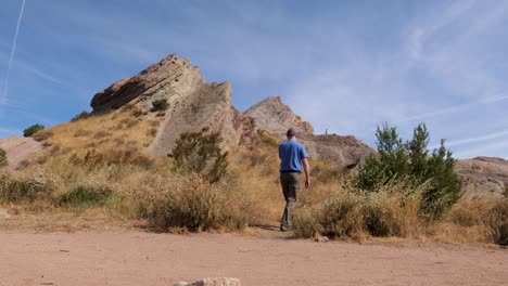 hombre caminando en las rocas de vasquez en el suroeste de los estados unidos, se aleja