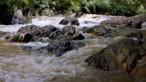 Niedrige-Wasserstände-Durch-Dürre-Verursacht-Durch-Die-Globale-Erwärmung-In-Brasilien