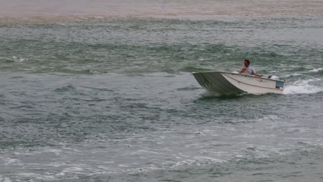 una emocionante exhibición de saltos de olas en lancha rápida