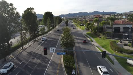 los coches pasan por la carretera suburbana