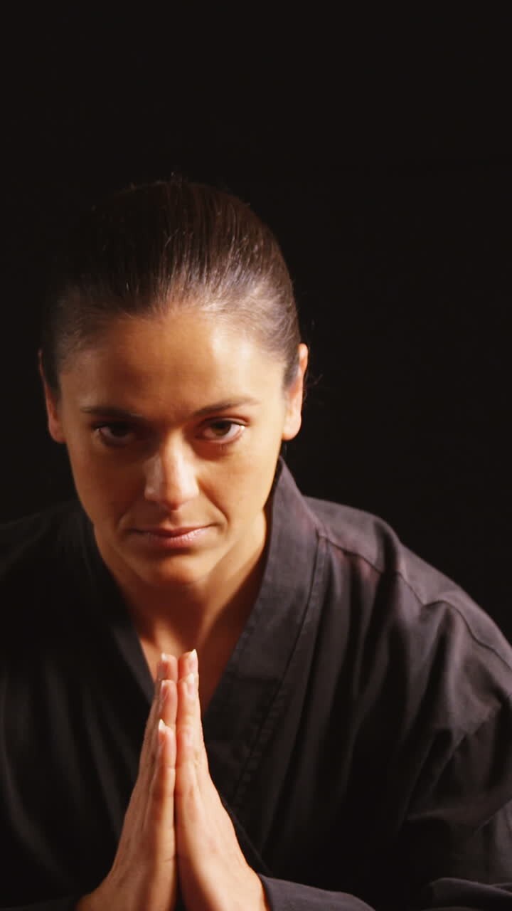 Giocatore di karate in posa di preghiera