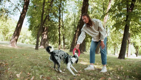 mujer jugando con perro