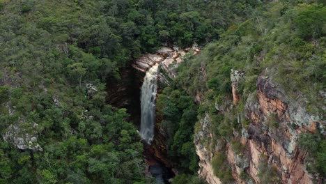 Aéreo-Drone-Dolly-in-Tiro-Inclinado-Hacia-Abajo-De-Las-Increíbles-Cataratas-De-Mosquitos-Rodeadas-De-Selva-Tropical-Y-Acantilados-En-El-Parque-Nacional-Chapada-Diamantina-En-El-Noreste-De-Brasil-En-Un-Día-Soleado-De-Verano