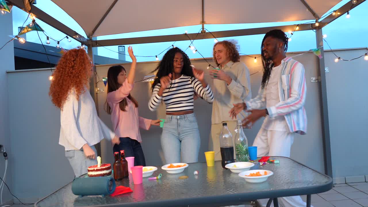 amigos celebrando en una fiesta en la azotea