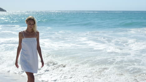 Mujer-Caminando-En-La-Playa