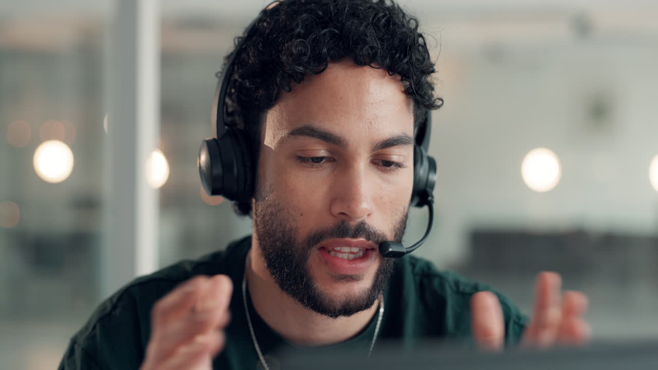 Mann med headset som jobber i kundeservice