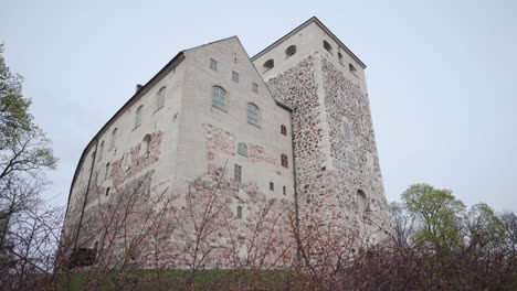 Mittelalterliche-Burg-An-Einem-Bewölkten-Tag