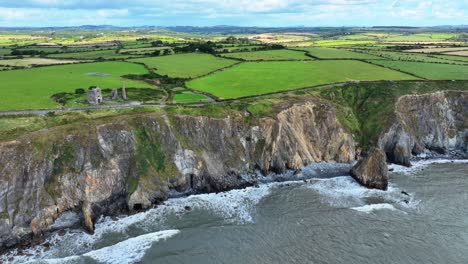 irlands epische orte die copper coast road verläuft entlang der atemberaubenden küste von county waterford mit wunderbaren aussichten