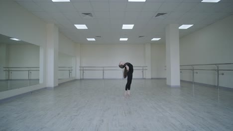joven bailarina practicando movimientos de baile en el estudio