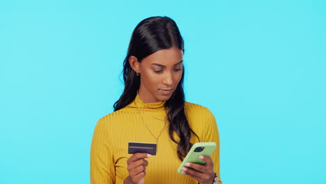 Frau,-Telefon-Und-Kreditkarte-Auf-Einem-Modell-Für-Online