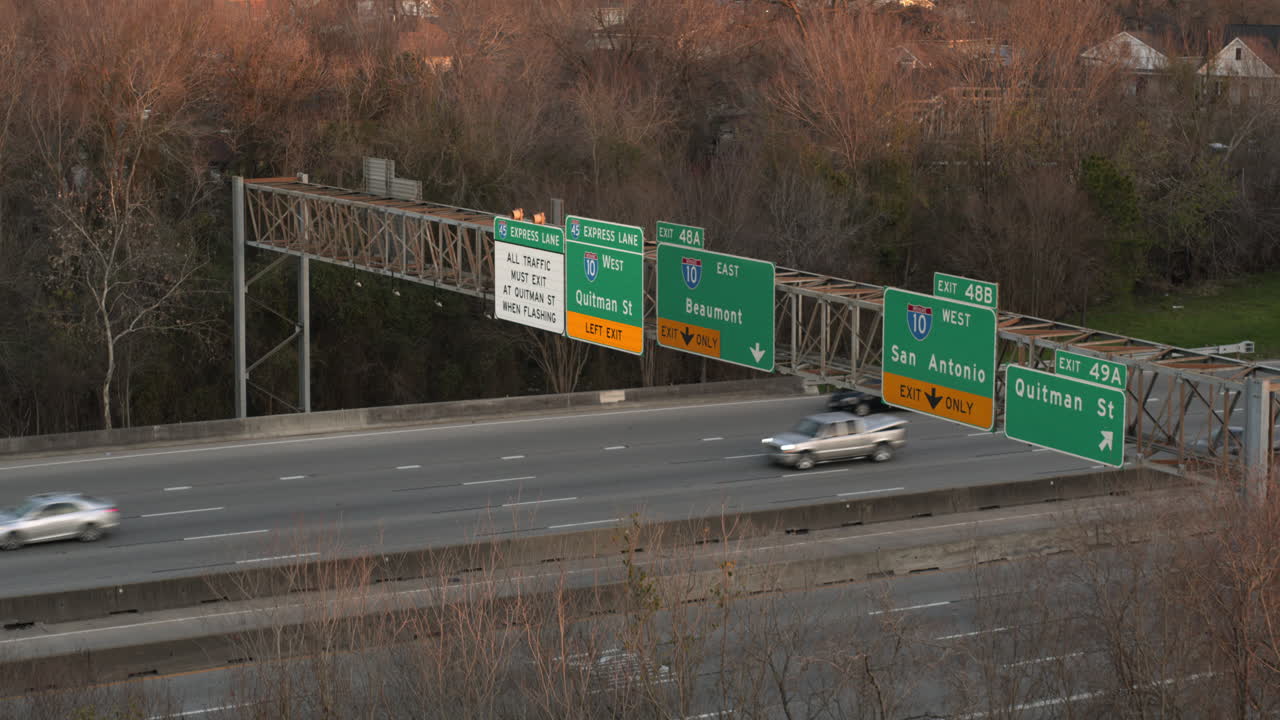 vista de dron de 4k de autos que viajan en la autopista i-45 norte en houston
