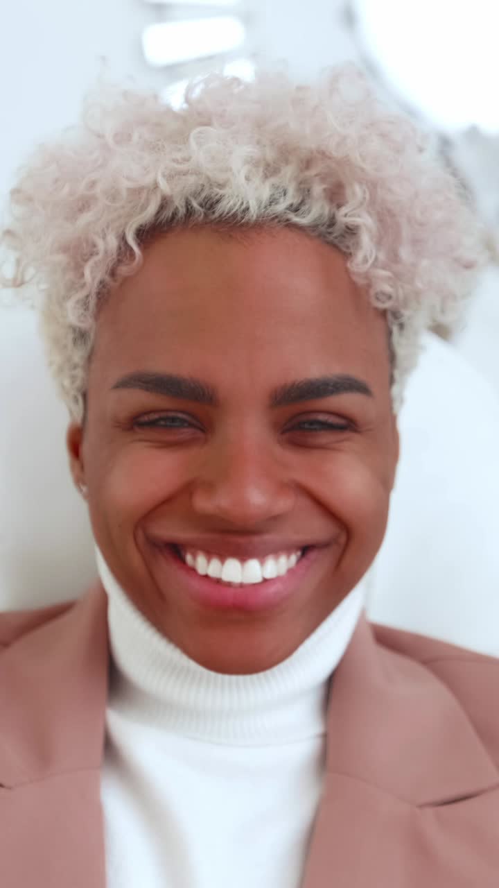 Retrato em close-up de uma mulher sorridente