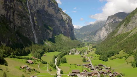 Ein-Drohnenschuss,-Der-Von-Der-Linken-Zur-Rechten-Seite-Des-Tals-In-Lauterbrunnen-In-Der-Schweiz-Fliegt