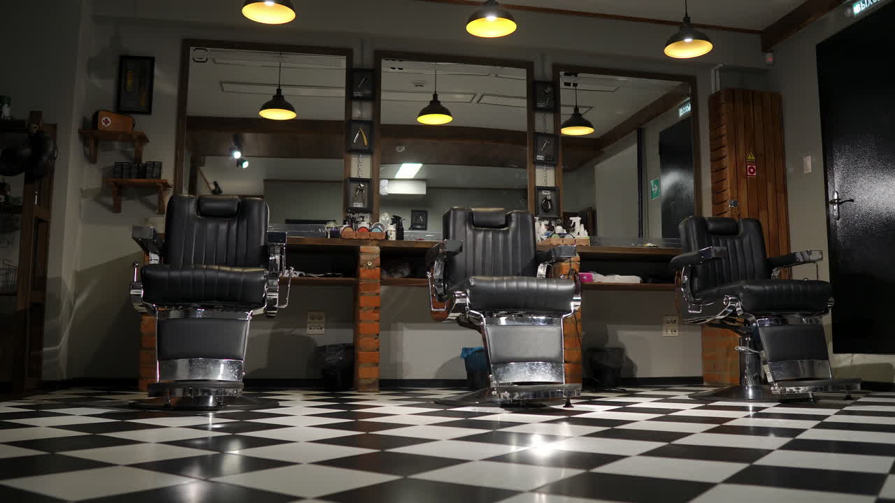 Autentisk herreklipp. Barbersalong i retrostil. Steadicam-opptak.