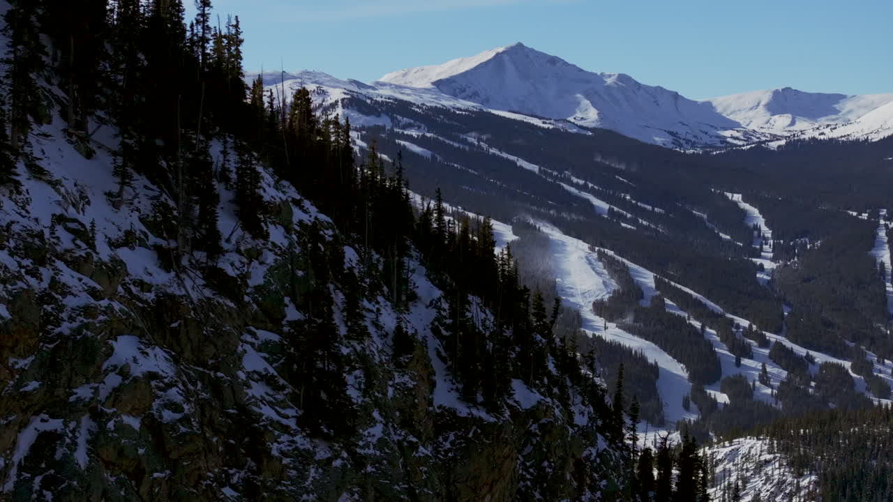 esquí correr medio tubo montaña de cobre colorado invierno diciembre navidad avión no tripulado paisaje cinematográfico i70 leadville silverthorne vail aspen diez millas de rango cielo azul nubes montañas rocosas derecha revelar