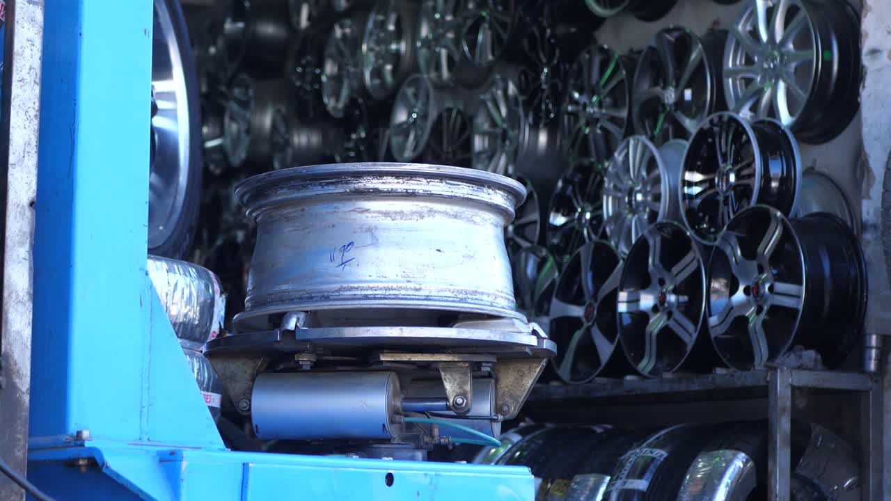 tienda de llantas en quetta. carro lento a la izquierda