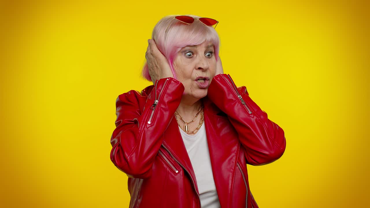 듣고 듣고 싶지 않아, 짜증나는 노인 여성 귀를 고, 제스처로 "아니요"라고 말하고, 조언을 피합니다.