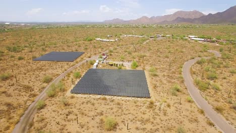 empuje aéreo sobre una serie de paneles solares en el desierto de sonora cerca de taliesin west, scottsdale, arizona concepto: medio ambiente, energía alternativa, energía solar