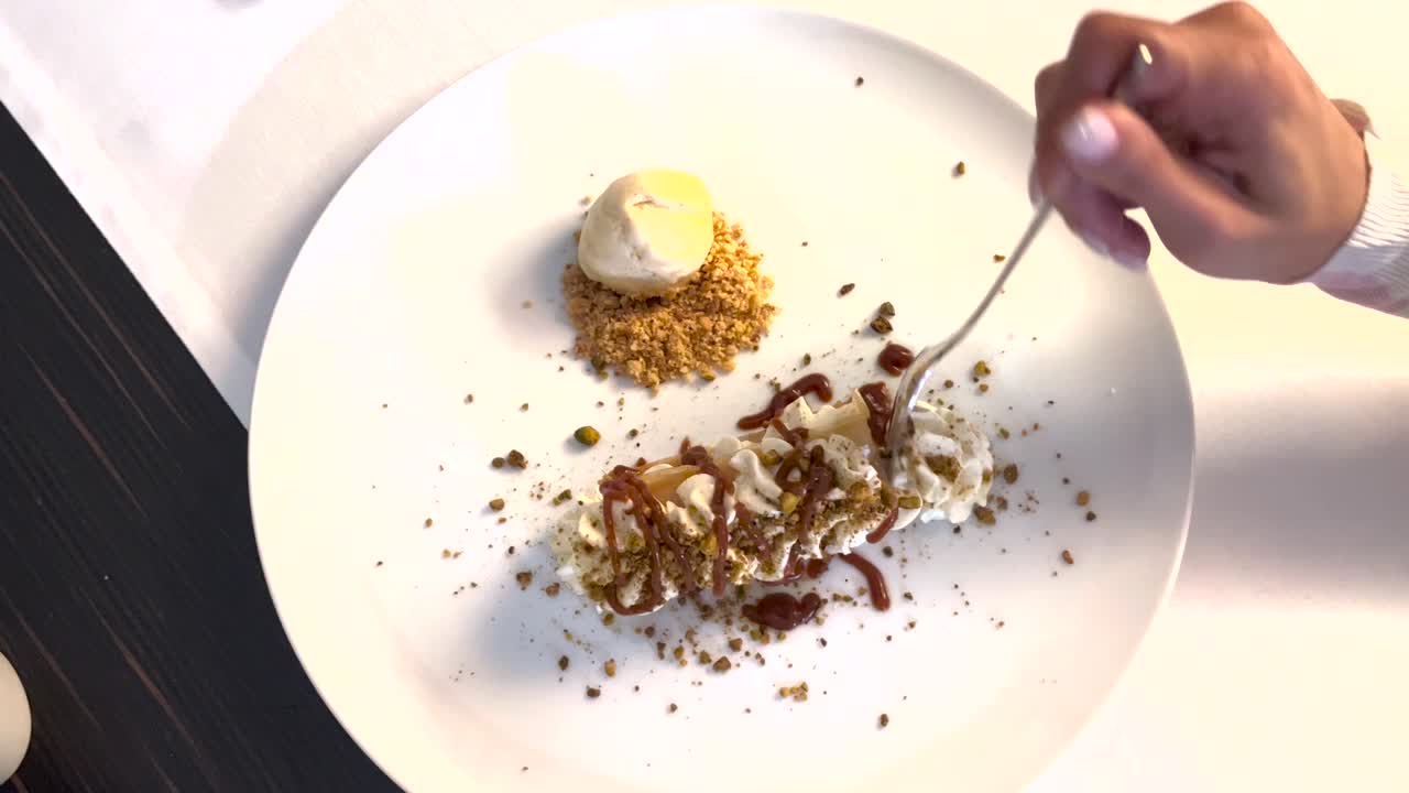 포르투갈 도우로, 포르투갈에서 가족과 함께 나누기에 완벽한 전형적인 촉촉한 디저트를 즐겨보세요.