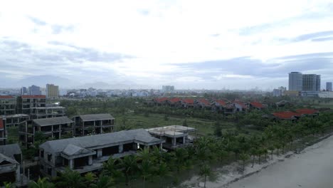 Antiguo-Sitio-De-Construcción-En-Asia-Abandonado-Por-La-Naturaleza