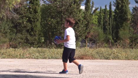 Niño-Caucásico-Toma-Un-Tiro-Perdido-En-El-Aro-De-Baloncesto-E-Intenta-Rebotar,-Cámara-Lenta