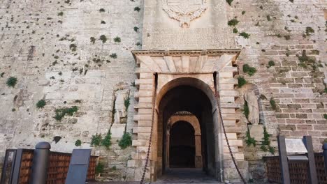 ibiza, españa. puerta principal de entrada del castillo
