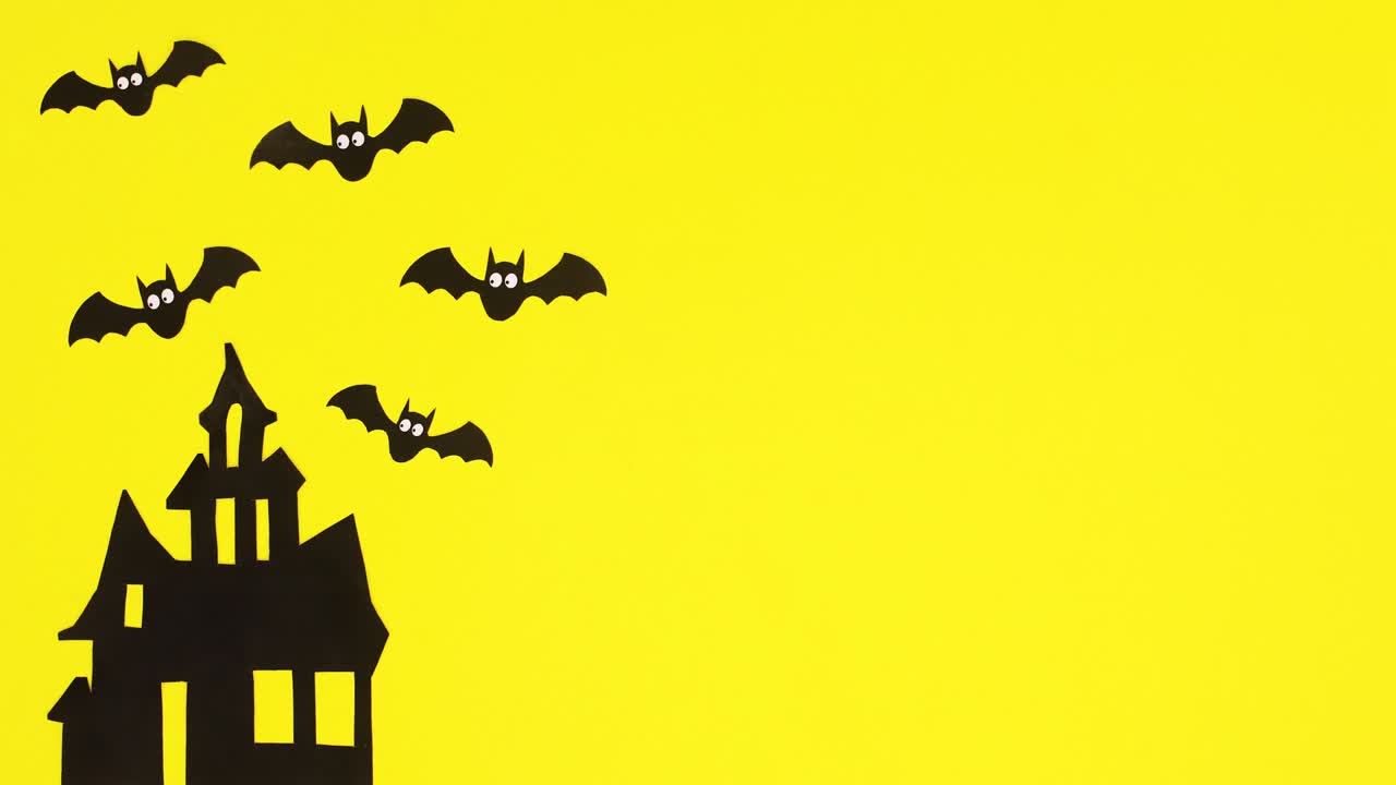 Animazione stop motion di Halloween, pipistrelli che volano sopra la casa degli orrori inquietante.