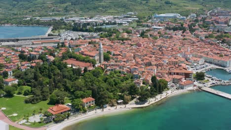 Vista-De-Drones-De-La-Ciudad-Costera-Eslovena-De-Izola-En-Un-Día-Soleado-De-Verano